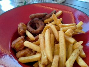 Una selezione di fritti dal Divinos: patatine, onion rings e nuggets di pollo