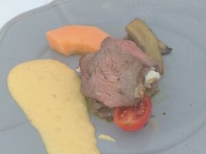 Il roast beef di Scottona con salsa di yoghurt e Squacquerone, melone fresco e salsa di zucca