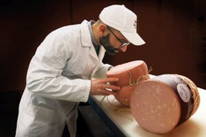 Simone Franceschini e un esemplare di mortadella Opera