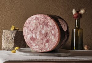 La ricetta del salame rosa ha origine addirittura nel XIV secolo