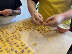 L'arte di chiudere i tortellini è essenziale nella cucina bolognese