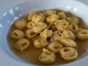 I tortellini Gratifico rigorosamente in brodo di cappone